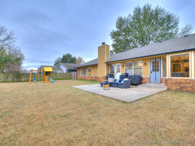 8621 S Fawnwood Court, Broken Arrow, OK 74011