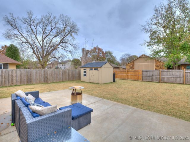8621 S Fawnwood Court, Broken Arrow, OK 74011