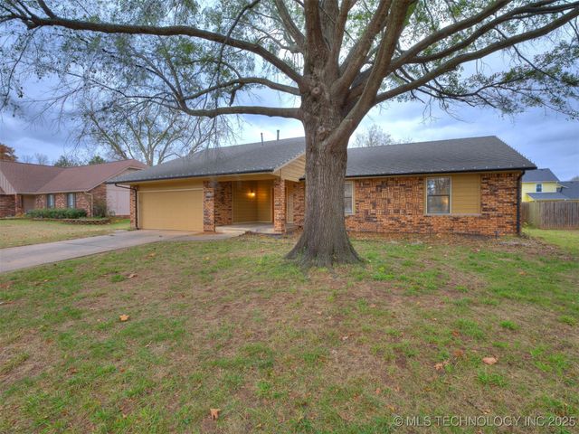 8621 S Fawnwood Court, Broken Arrow, OK 74011