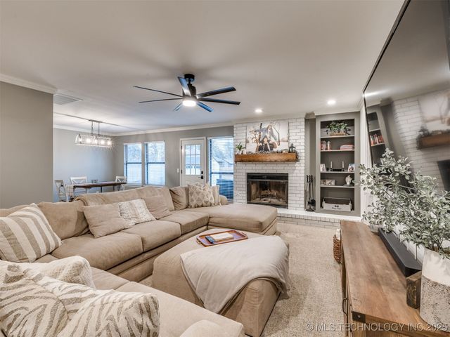 8621 S Fawnwood Court, Broken Arrow, OK 74011