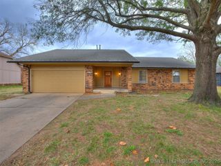 8621 S Fawnwood Court, Broken Arrow, OK 74011