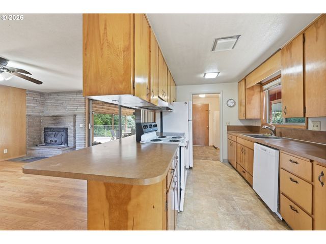 885 ASPEN St, Springfield, OR 97477