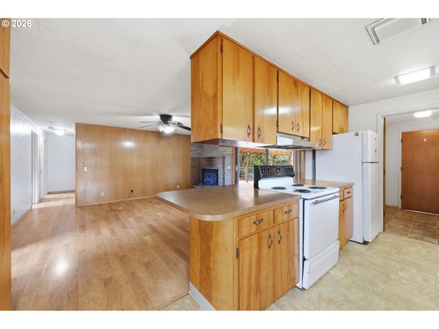 885 ASPEN St, Springfield, OR 97477