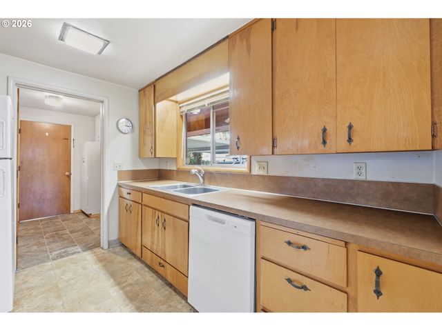 885 ASPEN St, Springfield, OR 97477