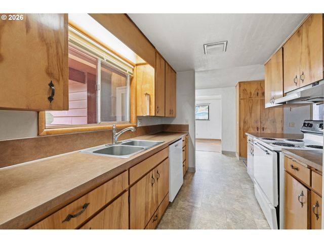 885 ASPEN St, Springfield, OR 97477