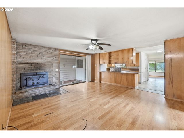 885 ASPEN St, Springfield, OR 97477