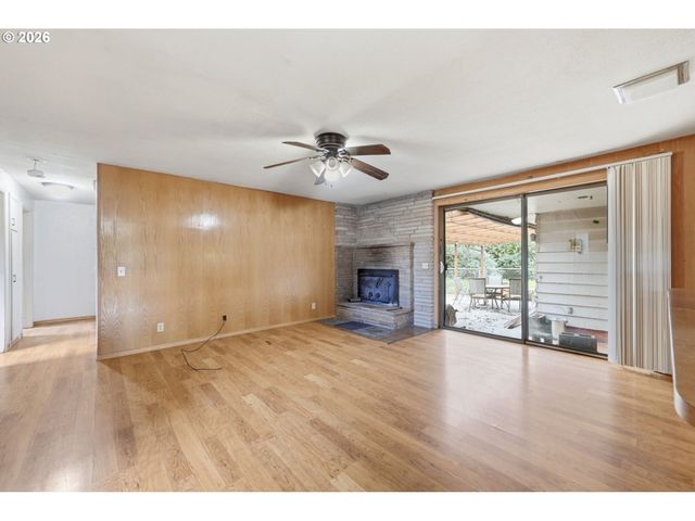 885 ASPEN St, Springfield, OR 97477