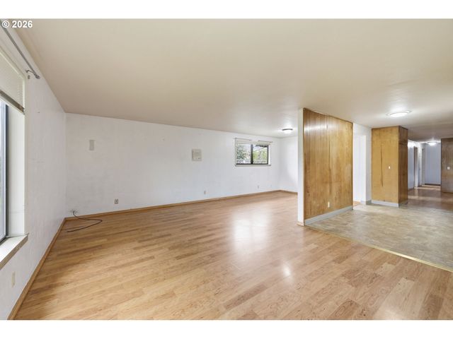 885 ASPEN St, Springfield, OR 97477