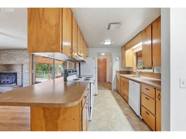 885 ASPEN St, Springfield, OR 97477