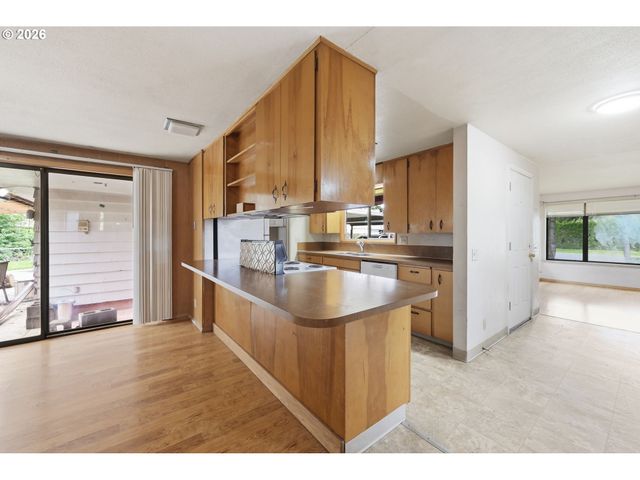 885 ASPEN St, Springfield, OR 97477