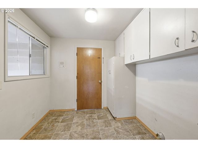 885 ASPEN St, Springfield, OR 97477