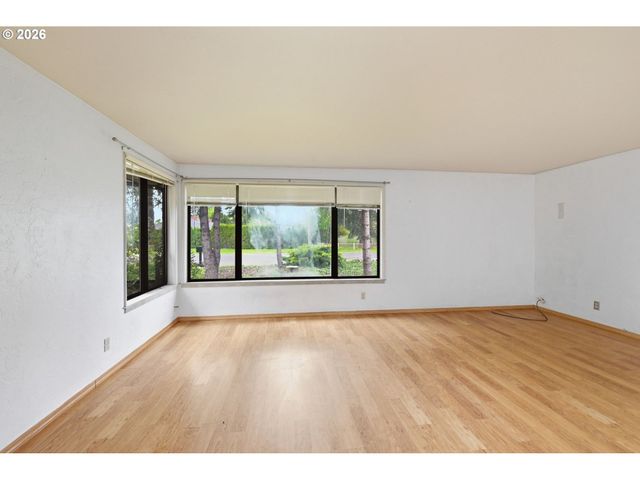 885 ASPEN St, Springfield, OR 97477