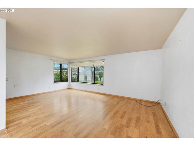 885 ASPEN St, Springfield, OR 97477