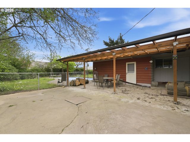 885 ASPEN St, Springfield, OR 97477