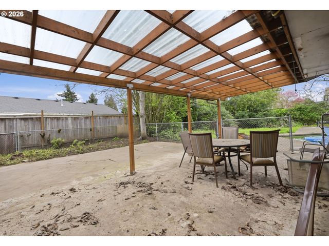 885 ASPEN St, Springfield, OR 97477