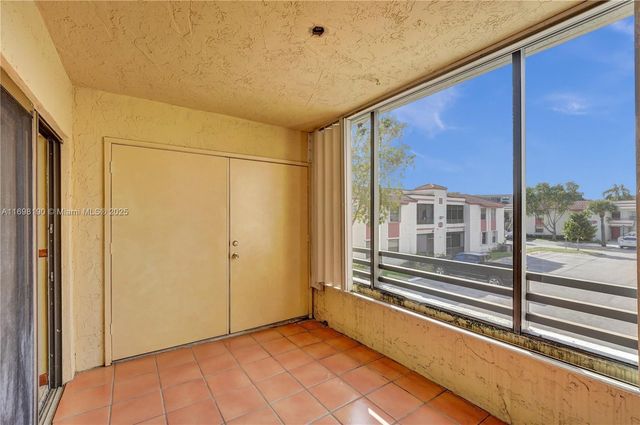 1104 N Hiatus Rd 1104, Pembroke Pines, FL 33026