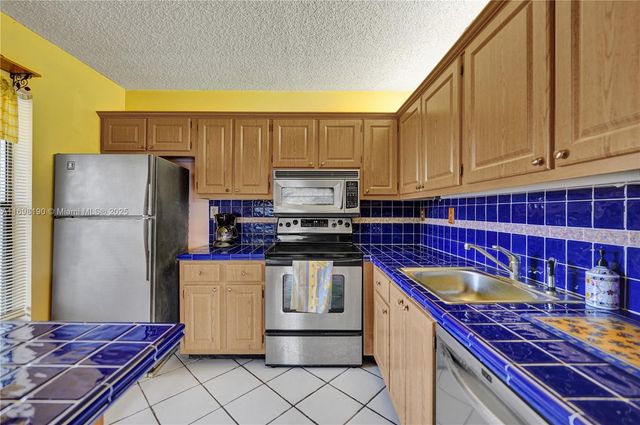 1104 N Hiatus Rd 1104, Pembroke Pines, FL 33026