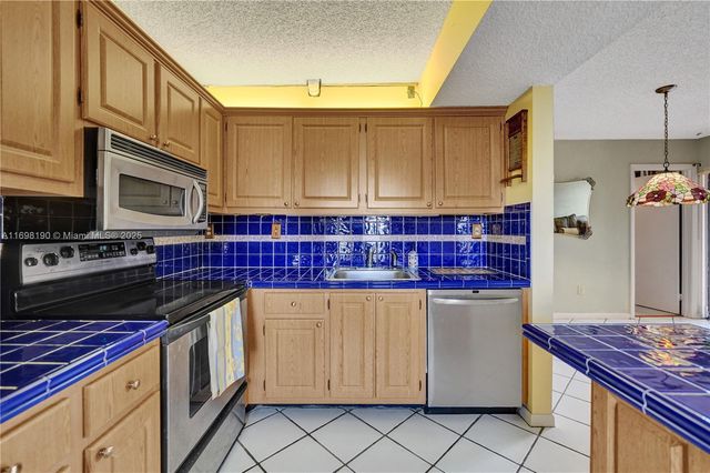 1104 N Hiatus Rd 1104, Pembroke Pines, FL 33026