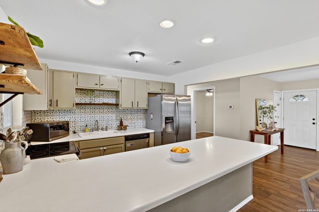 1112 MAIA ST, Pleasanton, TX 78064
