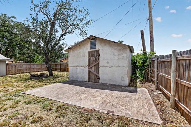 1112 MAIA ST, Pleasanton, TX 78064