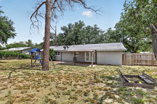 1112 MAIA ST, Pleasanton, TX 78064