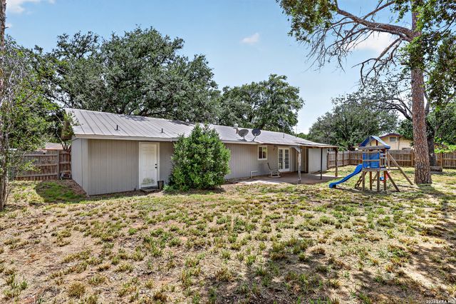1112 MAIA ST, Pleasanton, TX 78064