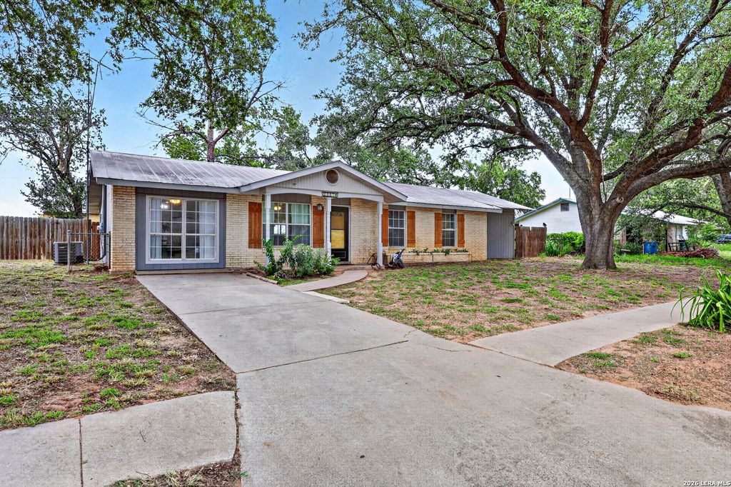 1112 MAIA ST, Pleasanton, TX 78064