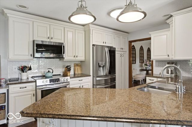 1094 Brookway Drive, Avon, IN 46123