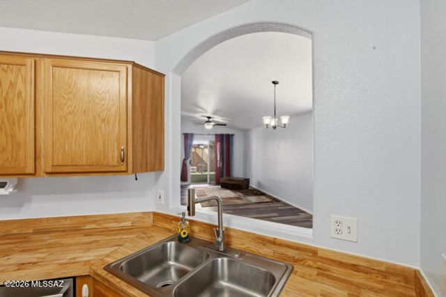 9458 E Bench Mark Loop, Tucson, AZ 85747
