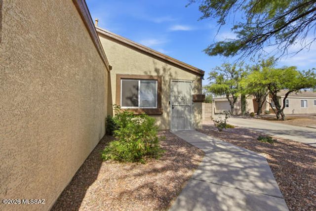 9458 E Bench Mark Loop, Tucson, AZ 85747