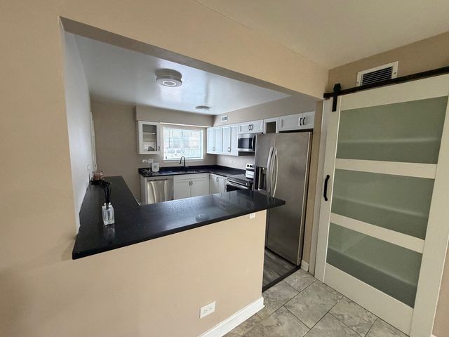 9388 Bay Colony Drive 1S, Des Plaines, IL 60016