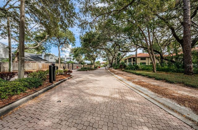 2511 HAMMOCK COURT 2511, Clearwater, FL 33761