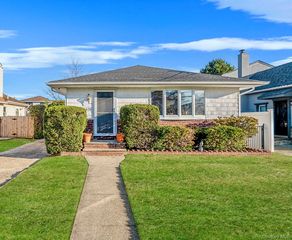 425 Jackson Street, Oceanside, NY 11572