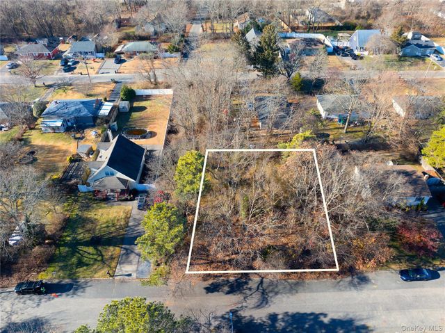 Maple Avenue, Bellport, NY 11713