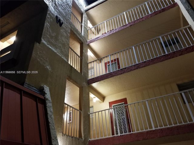 1035 Country Club Dr 104, Margate, FL 33063