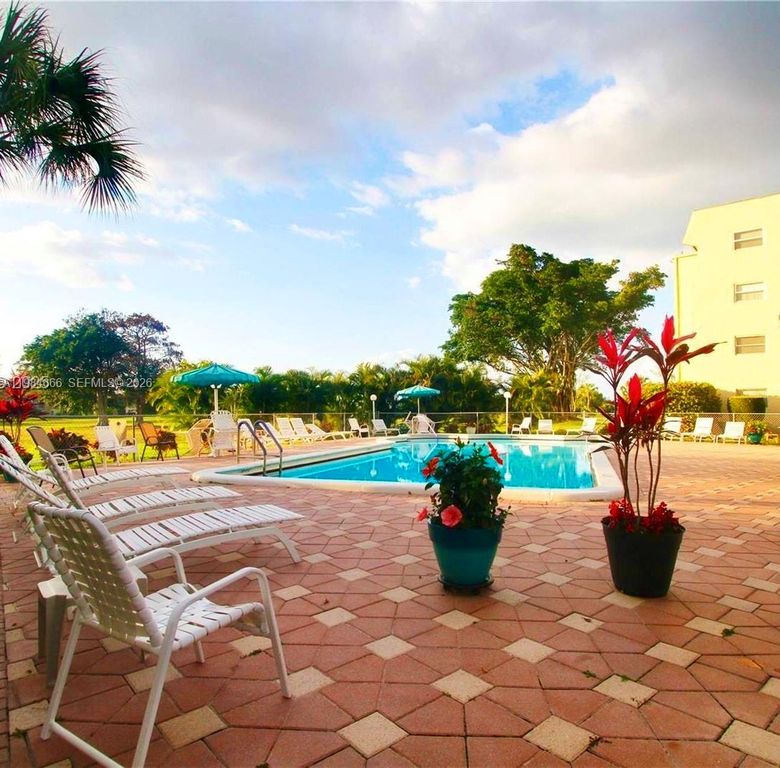 1035 Country Club Dr 104, Margate, FL 33063