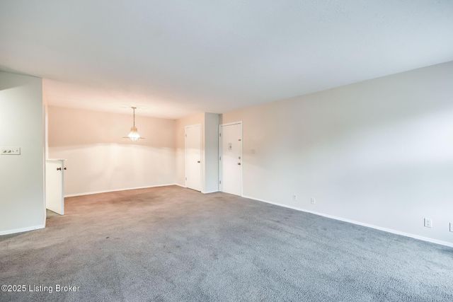8133 Lake Ave B9, Louisville, KY 40222