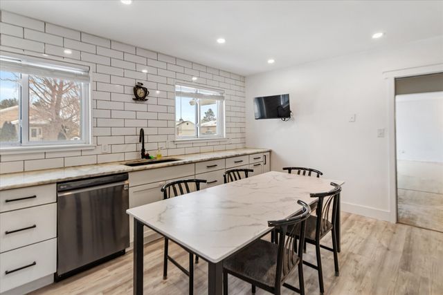 10431 Oneida Boulevard, Oak Park City, MI 48237