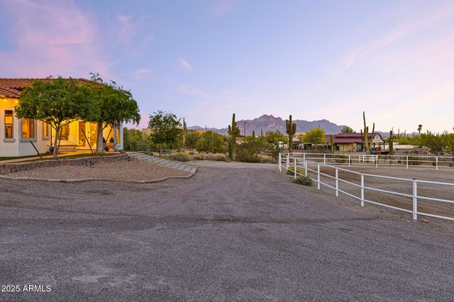 1500 N CRISMON Road, Mesa, AZ 85207