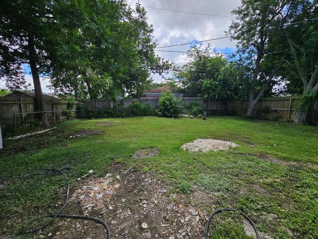 2129 Raspberry Lane, Pasadena, TX 77502