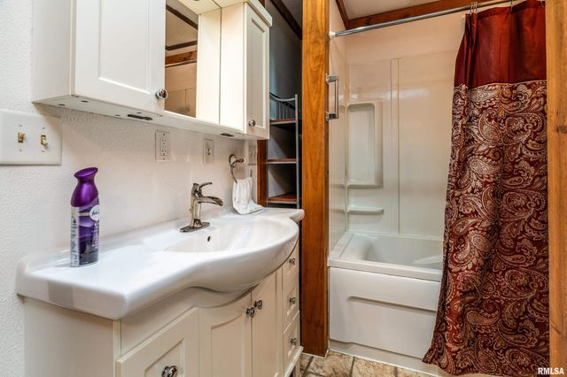 5341 N Lick Creek Road, Carbondale, IL 62902