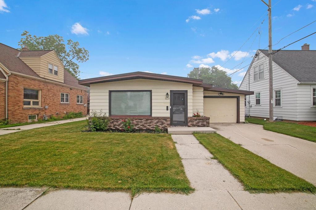 2216 Cleveland AVENUE, Sheboygan, WI 53081