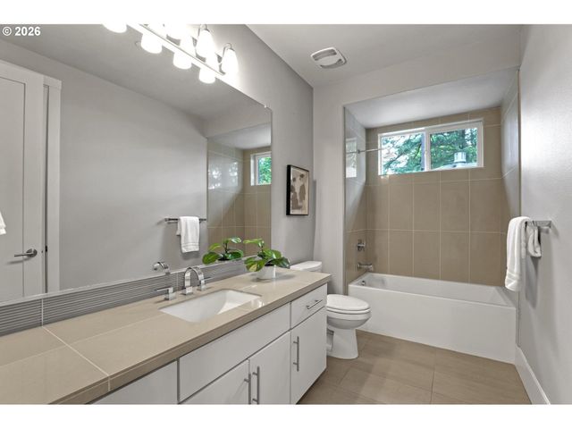3127 Sw CHAMPLAIN Dr, Portland, OR 97205