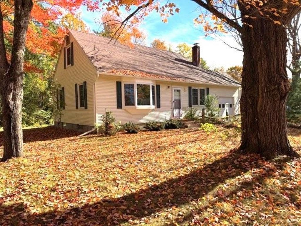 20 Sunset Drive, Essex, VT 05452