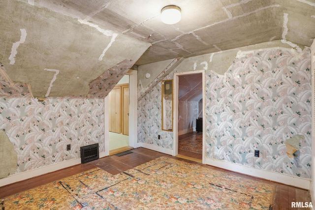 228 S 2ND Street, Le Claire, IA 52753