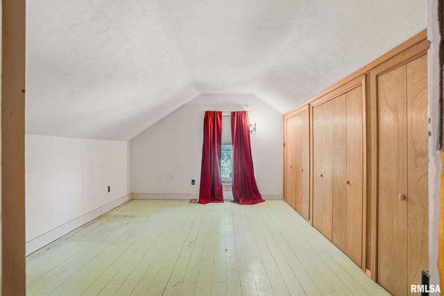 228 S 2ND Street, Le Claire, IA 52753