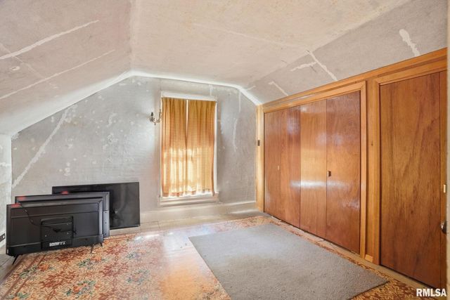 228 S 2ND Street, Le Claire, IA 52753