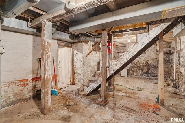 228 S 2ND Street, Le Claire, IA 52753