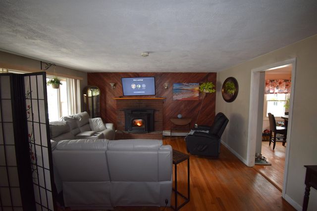 4 Independence Avenue, Kingston, NH 03848