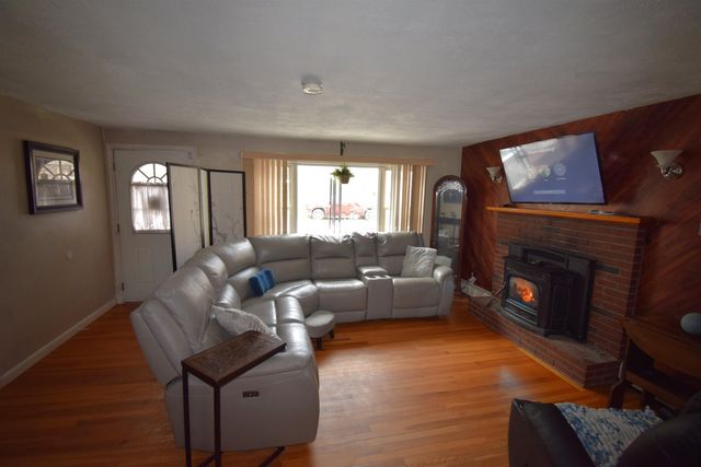 4 Independence Avenue, Kingston, NH 03848